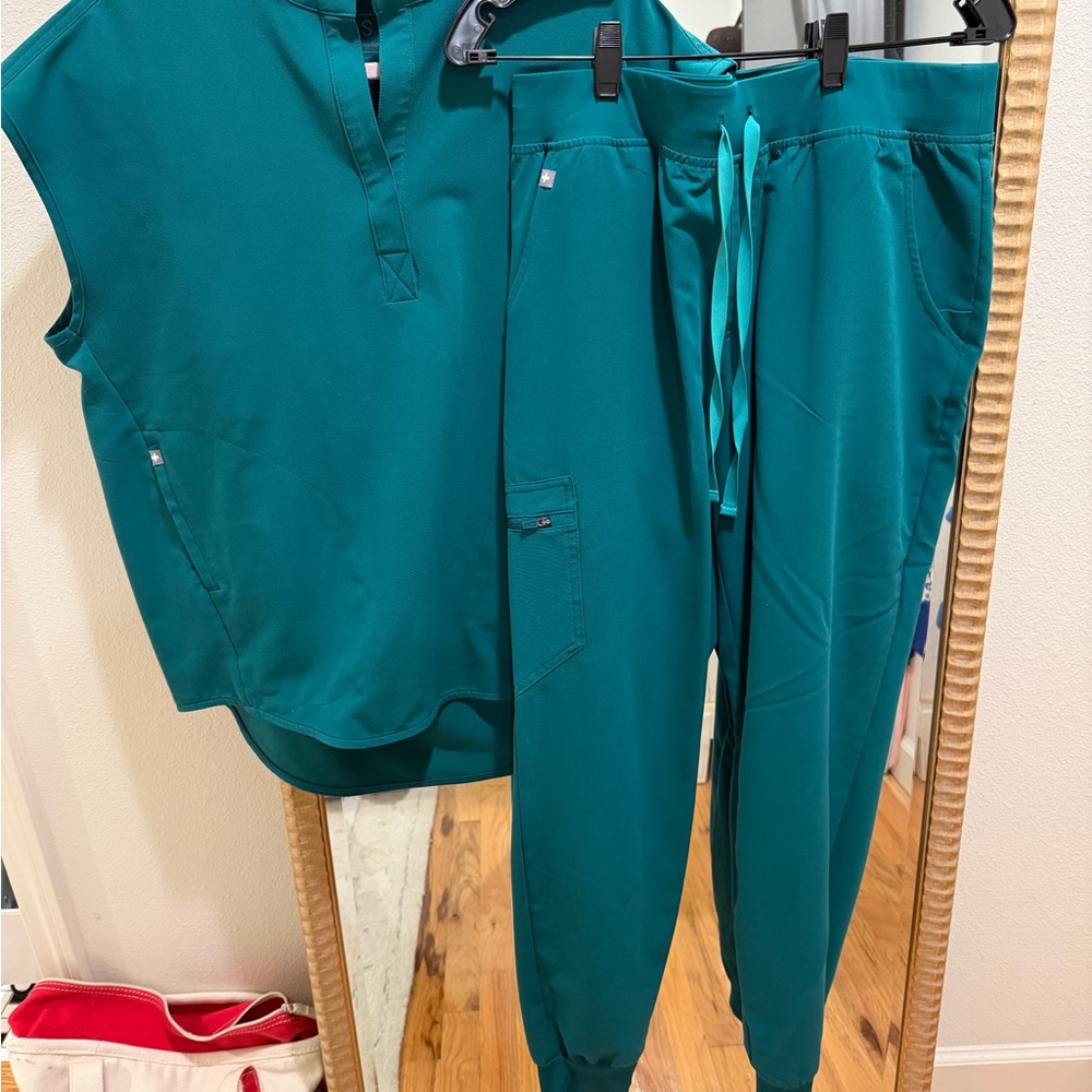 Figs Hunter Green scrub set TOP M BOTTOM L
